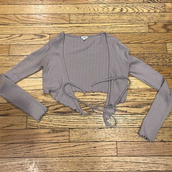 Garage wrap around long sleeve ties in front - Picture 1 of 3